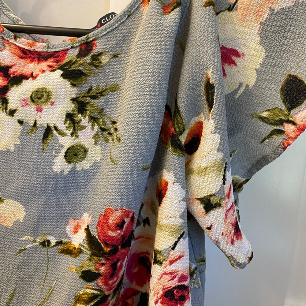 Floral top! - Picture 2 of 4